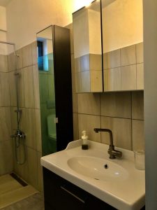 badezimmer mit dusche und toilette im hinterhaus der steinvilla in assos