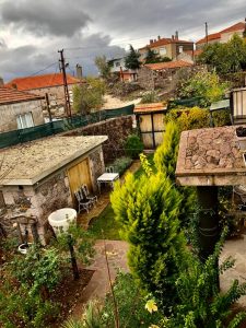 gartenausblick von der terrasse der steinvilla in assos